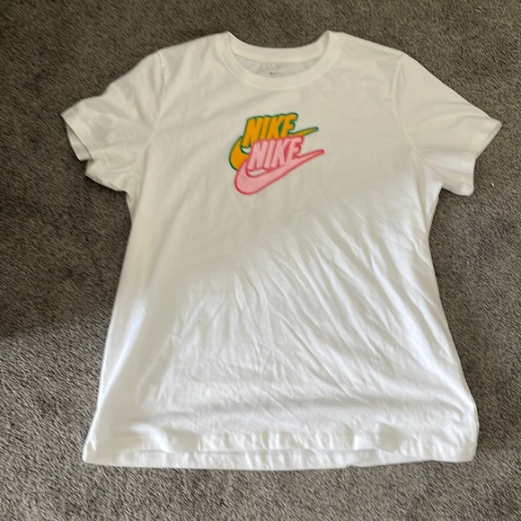 NWOT Nike tee - Picture 1 of 2